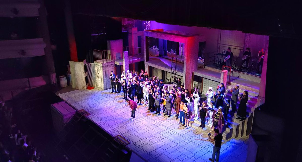 Una recomendación muy en serio: vean el musical Jesucristo Superestrella, de Luciérnaga Producciones en el Teatro Melico Salazar. 
Debe ser el trabajo de su estilo más ambicioso que se ha hecho acá y saca el resultado con creces. 🧑‍🎤
Más información en el hilo de <a href="/majopereira27/">Majo</a>