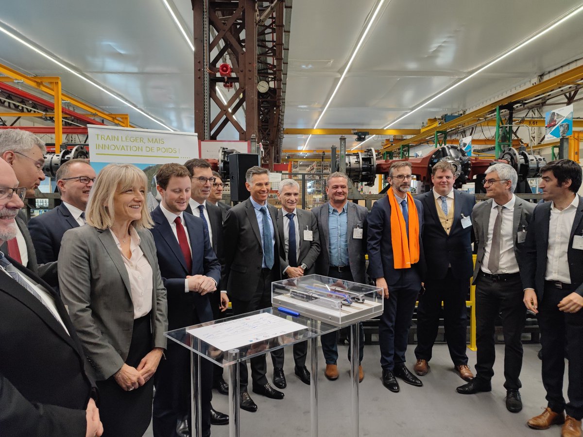 CeremaCom's tweet image. ✍🏼 Train léger innovant : signature des conventions de financements du projet pour les membres du consortium et @GroupeSNCF  en présence de @CBeaune  et @JPFarandou 
Le Cerema investit pour déterminer les enjeux et conditions de réussite de ces systèmes ferroviaires légers