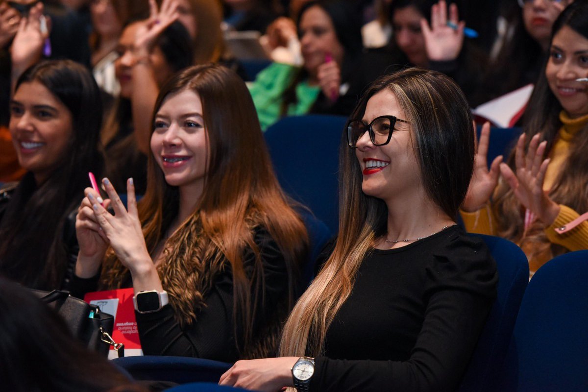NicolasUribe's tweet photo. 5️⃣ ¡Celebramos a las #Mujeres! 
Más de 300 colaboradoras de la @camaracomerbog vivieron un día inolvidable. 
📸 Participaron en sesión de fotos profesional para impulsar su marca personal y una conferencia con la experta en historias Sara Be enfocada en potenciar la creatividad. https://t.co/Y0Z96rMUKp