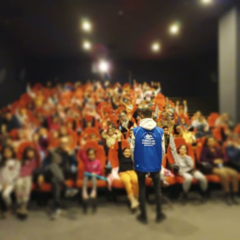 GSB_MardinGM's tweet photo. Mardin Gençlik Merkezi ve MBB Kadın ve Aile Hizmetleri Daire Başkanlığı işbirliği ile sinema etkinliği düzenlenerek, depremden etkilenen çocuklarımıza “Rafadan Tayfa” filmi izlettirildi🎥

@kasapoglu
@gencliksporbak
@mahmutdemirttas
@MardinBuyukshr
@BeytullahBirlik
@GSB_Mardin https://t.co/RukgSIiy6N