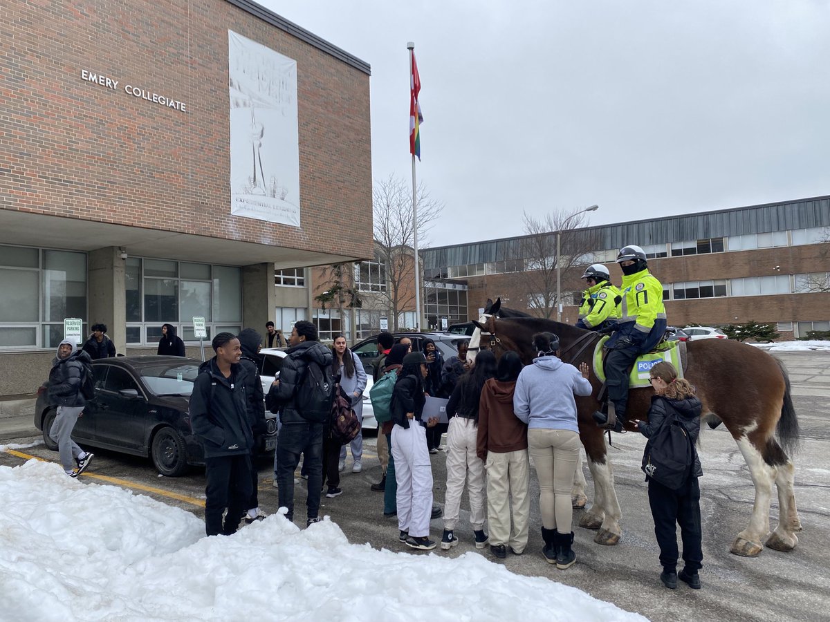 Thank you ⁦<a href="/TPSMounted/">Toronto Police Mounted Unit</a>⁩ for visiting our schools today ⁦⁦⁦<a href="/EmeryAdult/">Emery Adult Learning Centre & EdVance SS</a>⁩ Everyone loved these majestic Clydesdales and the opportunity to interact with them.