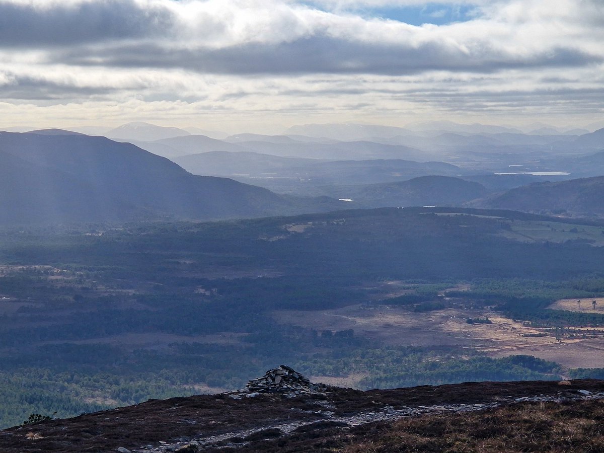 Oh Cairngorms, look at your layers! 💙

#scotland #visitcairngorms #walkhighlands