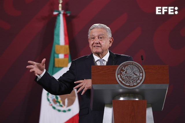 🇲🇽 El presidente mexicano, Andrés Manuel López Obrador, confirma que Tesla instalará su planta en el norte del país.

📸 Sáshenka Gutiérrez
efe.com/economia/2023-…