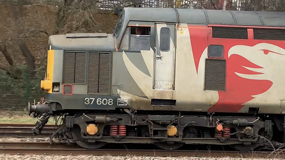 Richphillips50's tweet image. Amidst the birdsong and hoppalong making a quick retreat @Andym13 passes Kettering North at the helm of 37608 - adding some nice sound effects - thanks fella 👍🏼👋#class37 #growler #topdriver #mml #unitdrag