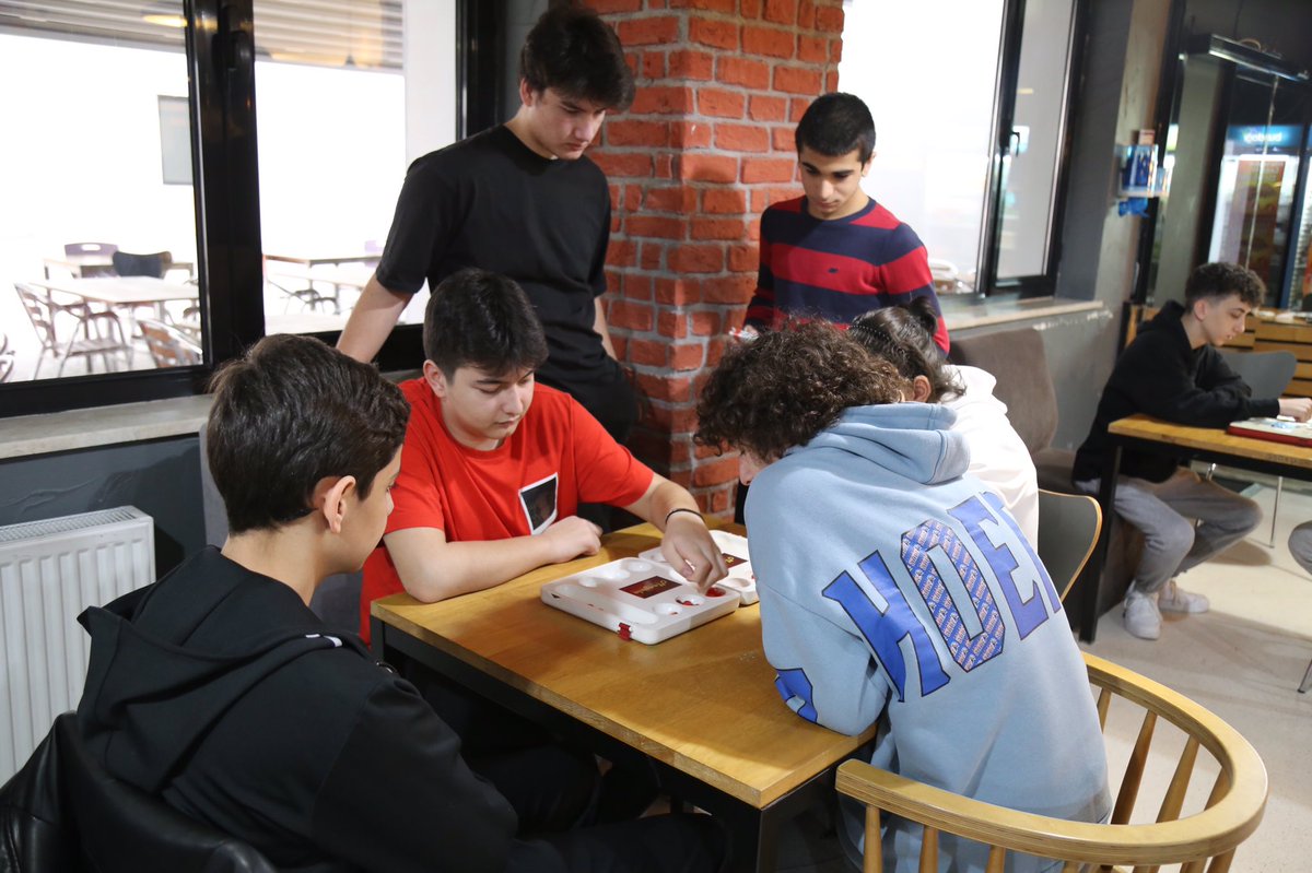 Vizyon Koleji Bahçeşehir Kampüsü lise öğrencilerimizle Mangala Turnuvası gerçekleştirdik. Düşünürken eğlendiğimiz verimli geçen turnuvamıza katılan tüm öğrencilerimizi tebrik ederiz.