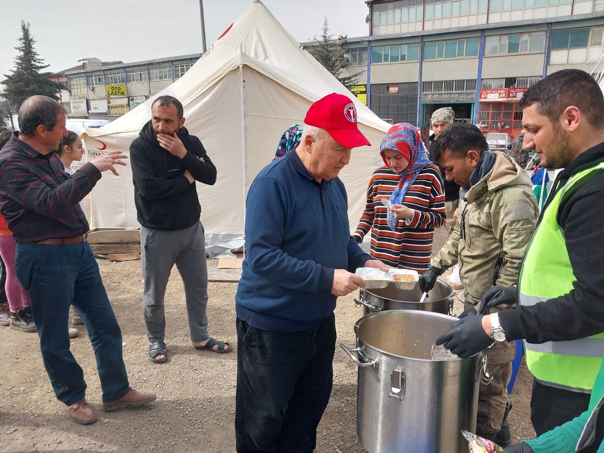 Türkiye'de gündem çok çabuk değişiyor. Umarım siyasi karmaşa ortamı, 160 bin km2'deki deprem gören değerli yurttaşlarımıza olan ilgiyi azaltmak, unutturmaz. Her şey vatan için, her deprem görenin acısı bizim gönlümüzün yangınıdır.  Yakında Hatay'a geleceğim.
