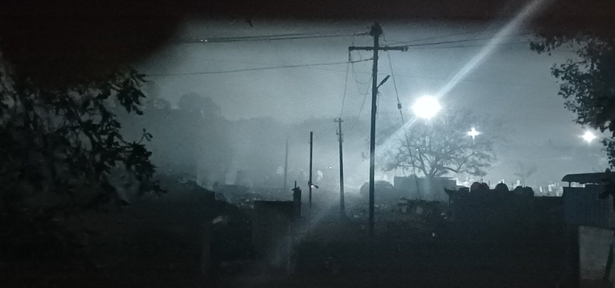 Smileawhilestar's tweet photo. 03Mar23 Still burning garbage and toxicating public. Spreading smoke during night making difficulties in breathing. Psychopaths. #polichalur #kolapakkam #nightrounds #letmebreath #GoGreen #CrimesAgainsHumanity https://t.co/ExPgh7liVB