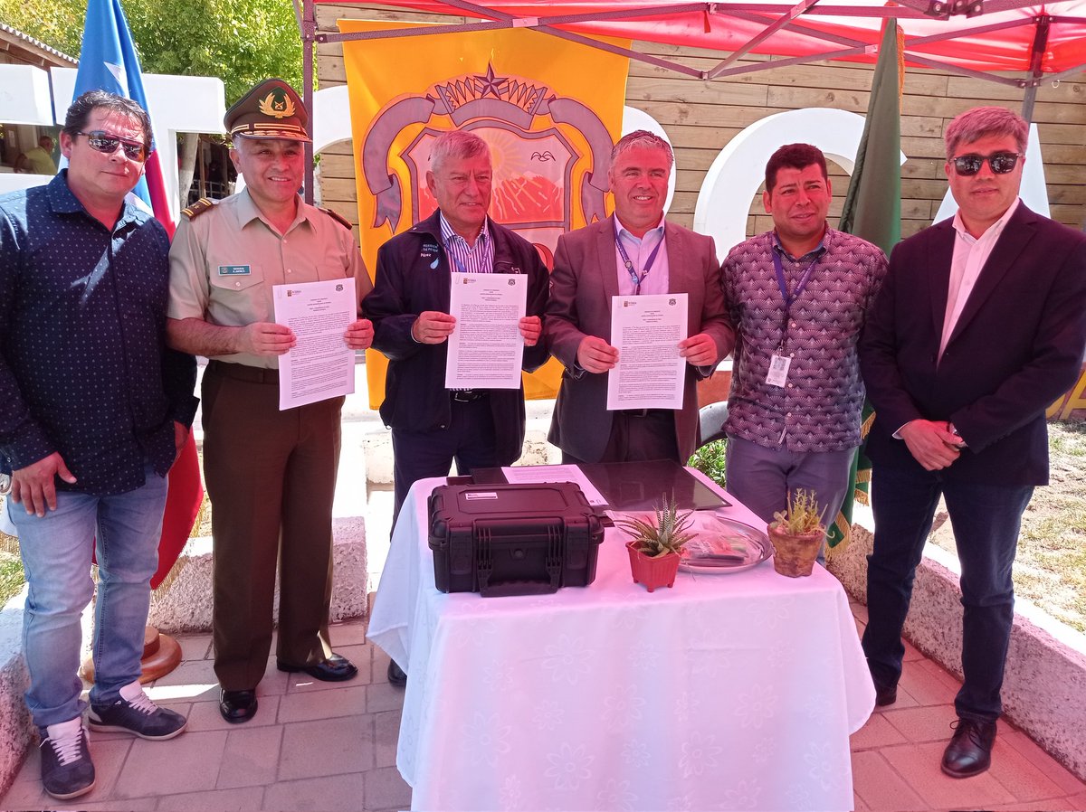 ✅ A la entrega de una pistola radar para control vehicular, donada por la @Muni_Petorca a <a href="/Carabdechile/">Carabineros de Chile</a>  #Petorca, asistió el Delegado <a href="/luis_soto_perez/">Luis Soto Pérez</a>, lo que permitirá a la policía uniformada  mayor seguridad vial a la comunidad.🚓👏👏<a href="/IVillalobosH/">Ignacio Villalobos Henríquez</a>