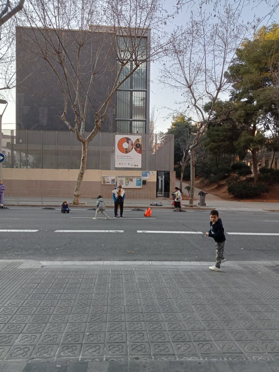 Gràcies per haver-m'hi convidat a conèixer millor la situació que viviu per la quantitat de trànsit que hi ha.
Caldrà aconseguir el reclamat pas de vianants al ptge. Roura per garantir la seguretat viària! I més ara que el connectarem amb c. Rogent.
<a href="/BCN_Mobilitat/">Barcelona Mobilitat</a> <a href="/Bcn_SantMarti/">Districte de Sant Martí</a>