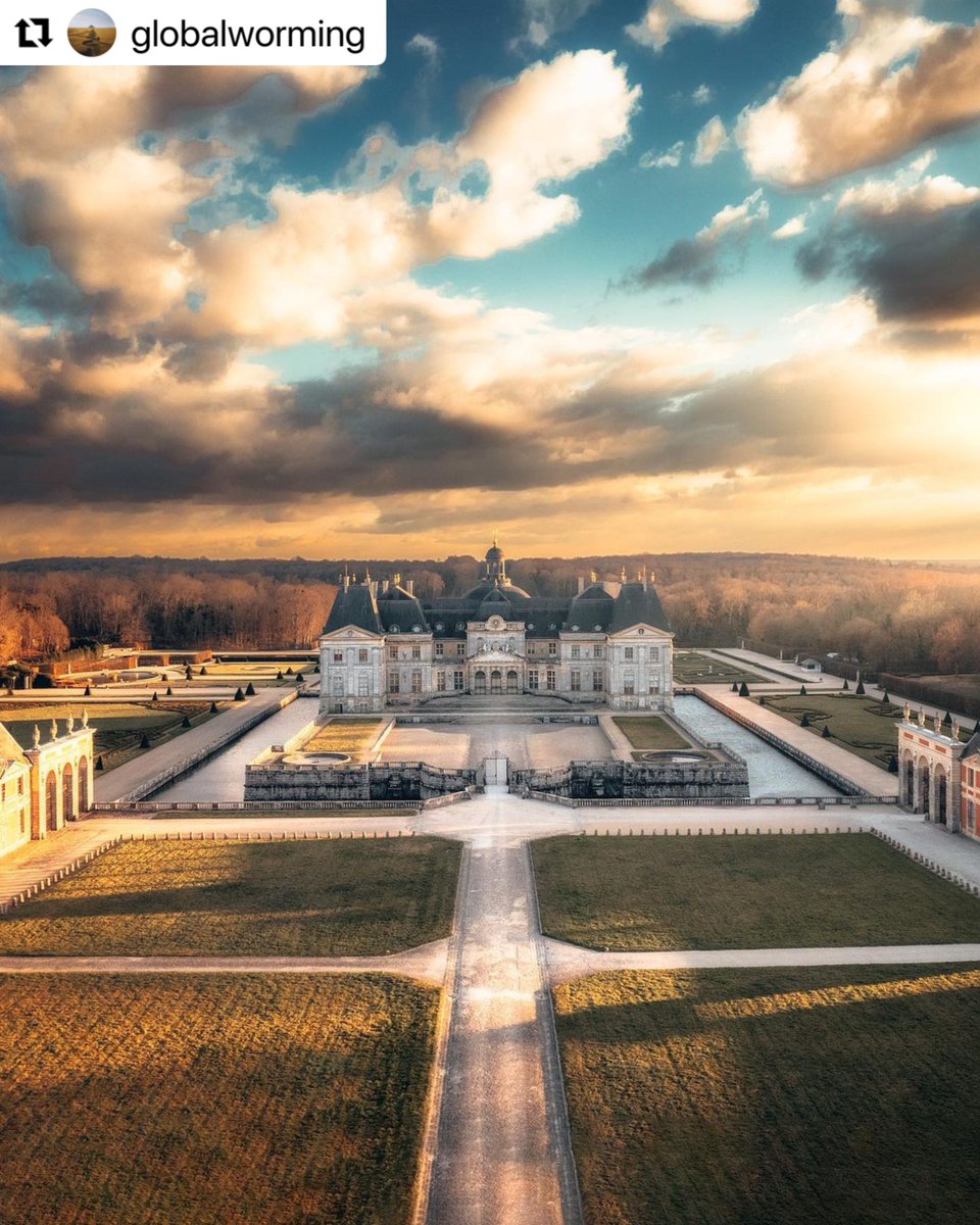 ChateauVLV's tweet photo. #AVauxPhotos 📸 Nous remercions @globalworming pour cette superbe photographie de la façade nord du château vue du ciel ! 

🇬🇧 We thank @globalworming for this superb photograph of the north facade of the château! https://t.co/50Tvl9vWC6