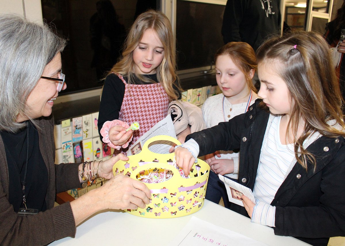 VE families celebrated 3 Schools, 1 Book last night with pizza, crafts, reading activities, a scavenger hunt, photos &amp; dogs! Local author <a href="/TriciaDellanno/">Tricia DellAnno</a>  brought the stars of her book "No Dog in My Yard" along  - her son Jonathan &amp; dog Millie. Head over to FB for more photos!