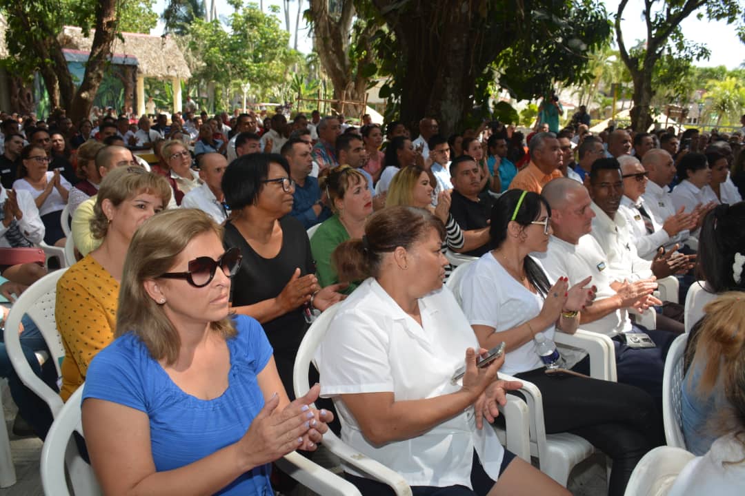 Intercambian candidatos a diputados a la @AsambleaCuba por el municipio de Santa Clara, con trabajadores del sector de la Hotelería y el Turismo. #YoVotoXTodos