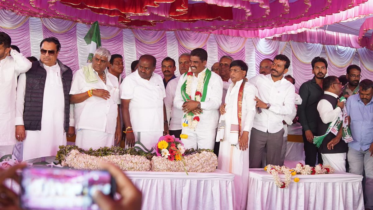 hd_kumaraswamy's tweet photo. ರಾಜ್ಯಾಧ್ಯಕ್ಷ ಶ್ರೀ ಸಿ.ಎಂ. ನುಇಬ್ರಾಹಿಂ, ಮಾಜಿ ಸಚಿವರಾದ ಶ್ರೀ ಹೆಚ್.ಡಿ.ರೇವಣ್ಣ, ಸಂಸದ ಶ್ರೀ ಪ್ರಜ್ವಲ್ ರೇವಣ್ಣ, ವಿಧಾನ ಪರಿಷತ್ ಸದಸ್ಯರಾದ ಶ್ರೀ ಭೋಜೇಗೌಡರು, ಶ್ರೀ ಕೆ.ಎನ್.ತಿಪ್ಪೇಸ್ವಾಮಿ, ಮಾಜಿ ಸದಸ್ಯ ಶ್ರೀ ಹೆಚ್.ಎಂ.ರಮೇಶ್ ಗೌಡ, ಮಾಜಿ ಶಾಸಕ ಶ್ರೀ ಸುರೇಶ್ ಬಾಬು, ನಗರ ಘಟಕದ ಅಧ್ಯಕ್ಷ ಶ್ರೀ ಆರ್ ಪ್ರಕಾಶ್ ಇತರರು ಇದ್ದರು. 2/2 https://t.co/jQ7oMAN0jl