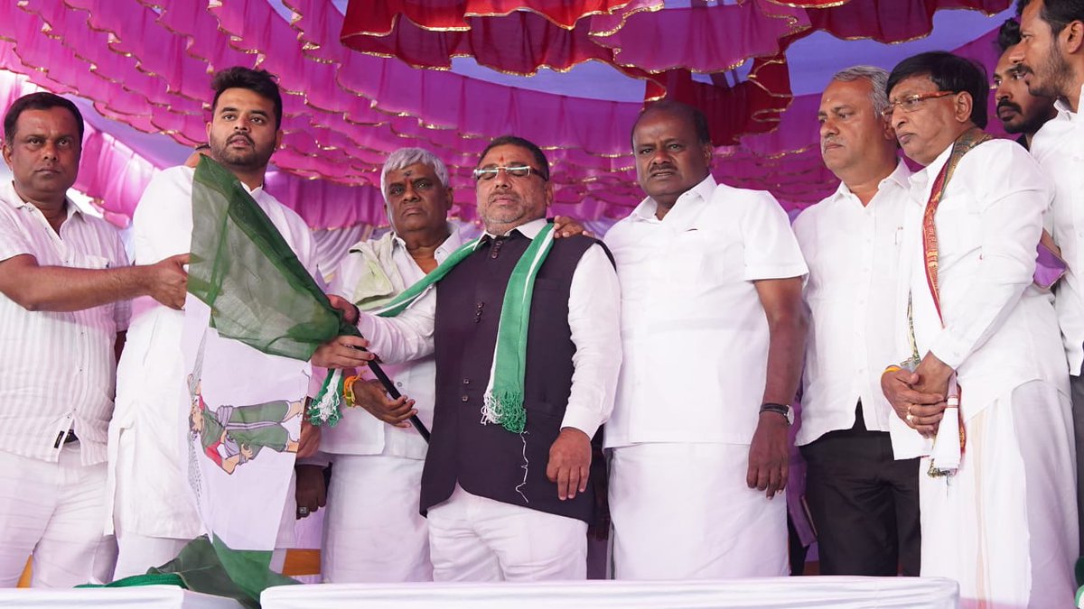 hd_kumaraswamy's tweet photo. ರಾಜ್ಯಾಧ್ಯಕ್ಷ ಶ್ರೀ ಸಿ.ಎಂ. ನುಇಬ್ರಾಹಿಂ, ಮಾಜಿ ಸಚಿವರಾದ ಶ್ರೀ ಹೆಚ್.ಡಿ.ರೇವಣ್ಣ, ಸಂಸದ ಶ್ರೀ ಪ್ರಜ್ವಲ್ ರೇವಣ್ಣ, ವಿಧಾನ ಪರಿಷತ್ ಸದಸ್ಯರಾದ ಶ್ರೀ ಭೋಜೇಗೌಡರು, ಶ್ರೀ ಕೆ.ಎನ್.ತಿಪ್ಪೇಸ್ವಾಮಿ, ಮಾಜಿ ಸದಸ್ಯ ಶ್ರೀ ಹೆಚ್.ಎಂ.ರಮೇಶ್ ಗೌಡ, ಮಾಜಿ ಶಾಸಕ ಶ್ರೀ ಸುರೇಶ್ ಬಾಬು, ನಗರ ಘಟಕದ ಅಧ್ಯಕ್ಷ ಶ್ರೀ ಆರ್ ಪ್ರಕಾಶ್ ಇತರರು ಇದ್ದರು. 2/2 https://t.co/jQ7oMAN0jl