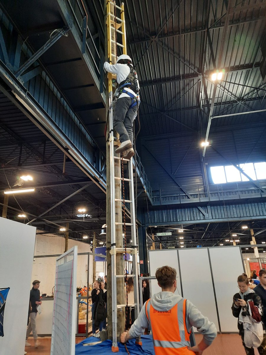 Aujourd'hui, sur le #BigBangEmploi, les jeunes des Travaux Publics ligériens démontrent, expliquent, partagent leur passion, leur métier TP!  Avec les encouragements de <a href="/C_MORANCAIS/">Christelle MORANÇAIS</a> ! Les TP, des métiers innovants au service de la transition écologique 🌱 🌎
<a href="/FNTP_info/">Les Travaux Publics</a>