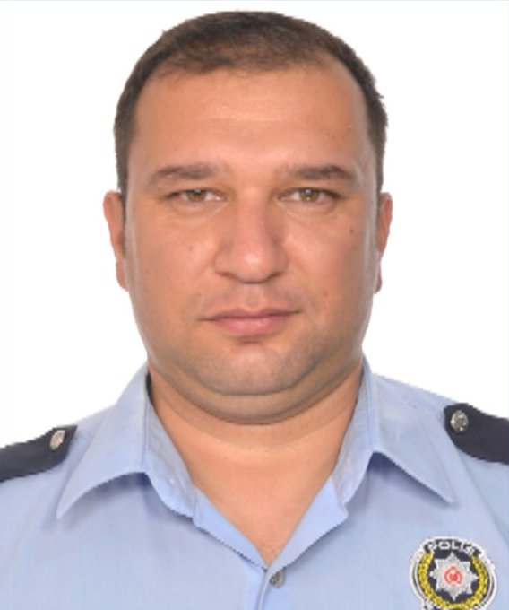 " ŞEHİDİN VAR TÜRKİYE "
Kocaeli Çayırova'da görevi sırasında dur ihtarına uymayan sürücünün çarpması sonucu yaralanan Polis Memuru  Hıdır Canoluk Şehit oldu.
Türk milletinin başı sağ olsun.