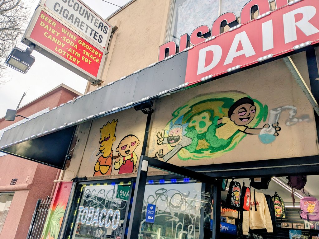 IDA_10's tweet image. バート、ステューウィー、リックとモーティに吸わせたりおかしい目にさせたりしてる店。いつか怒られそう。