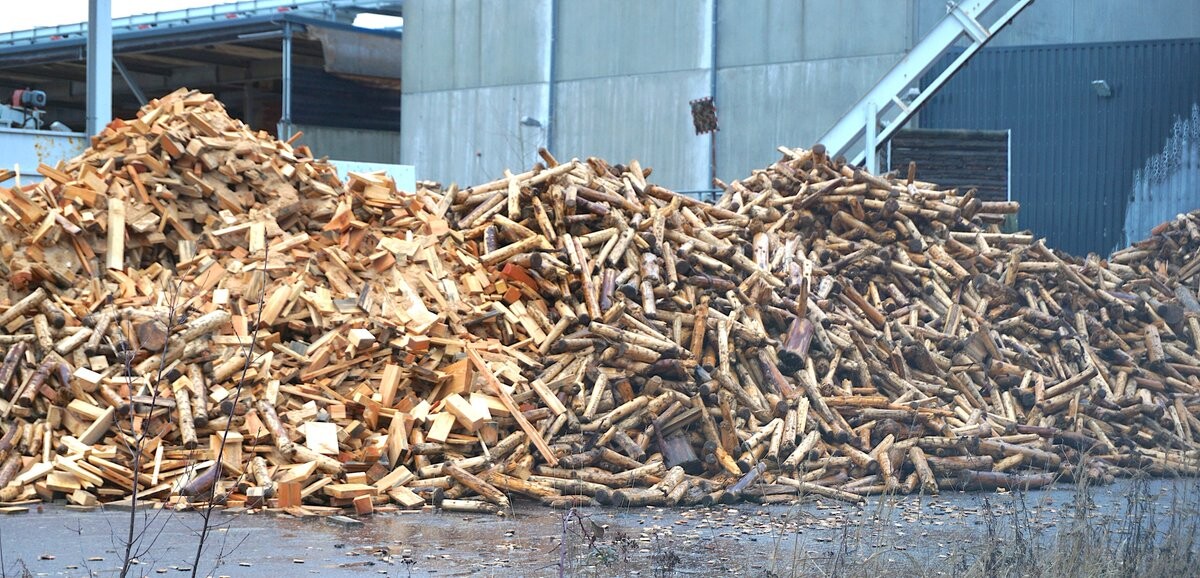Ein großer Haufen Sägerestholz