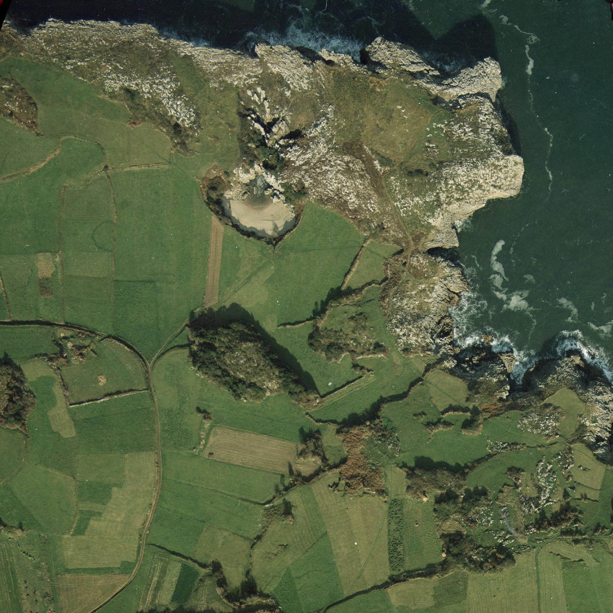 IGNSpain's tweet image. 🧐 ¿A que playa 🏖️ de Asturias corresponde esta imagen del vuelo de costas a escala 1:1.600?

En la #FototecaDigital puedes consultar 🛩️vuelos y solicitar 📃#certificados de fotogramas🎞️

👇 Más info en el hilo 👇