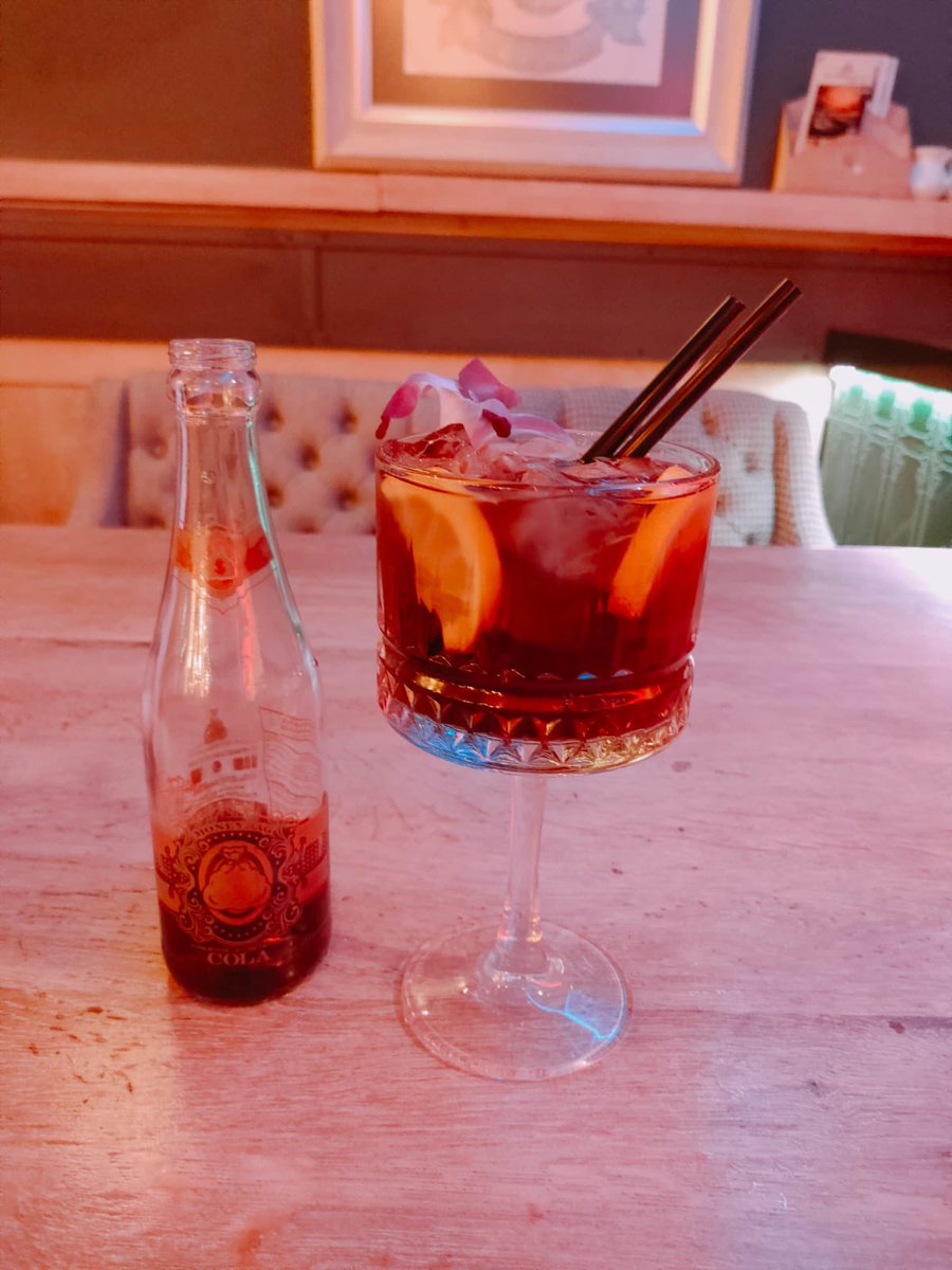 MoneyBagPoland's tweet photo. Hi! Today is Friday, and on Friday everyone wants to chill and relax after a week of work, That's why I come to you with an idea how to do it :), all you need is a glass, MoneyBag Cola, some ice and lemon. Cheers 🍹 https://t.co/32LkG8pfYJ