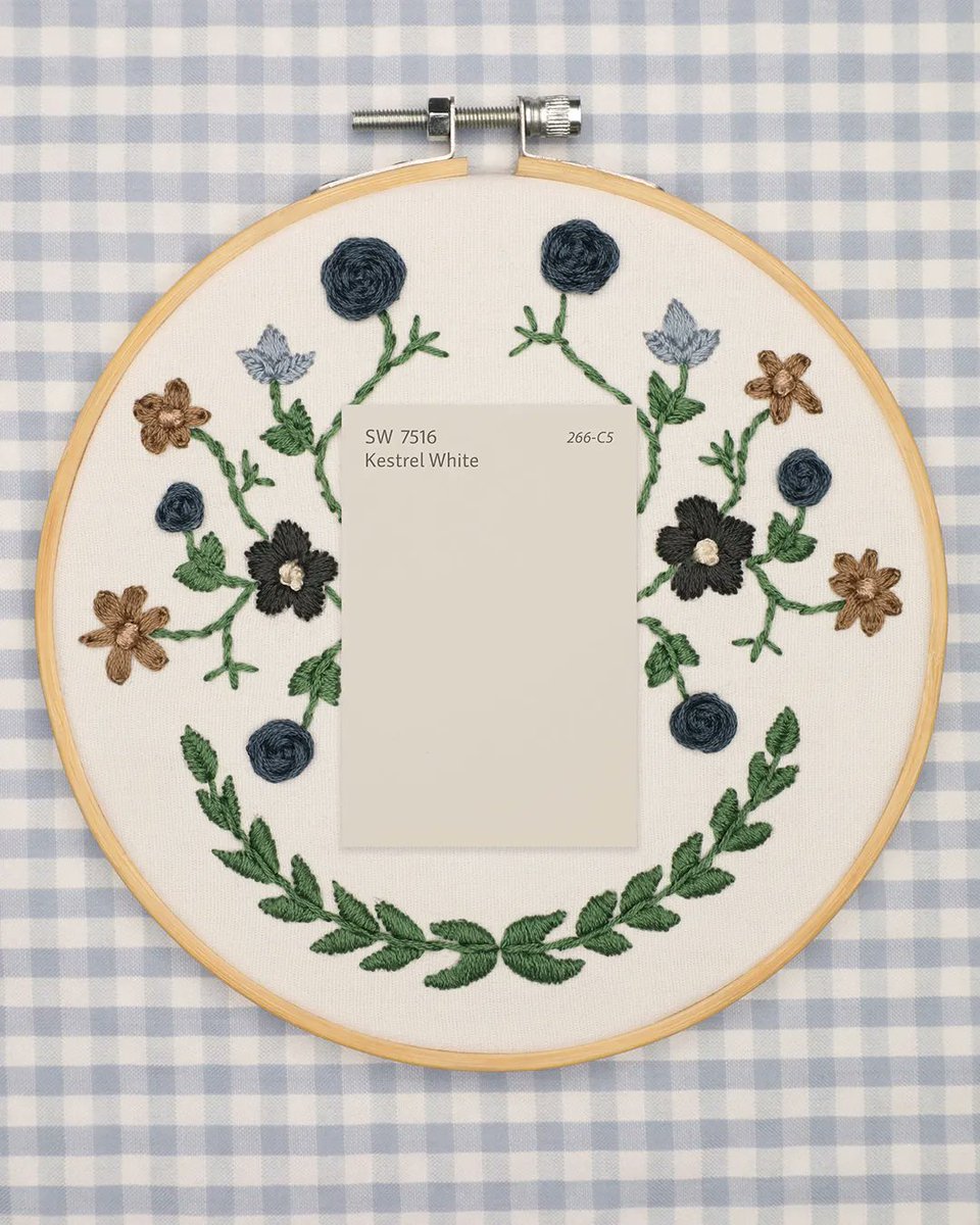 PreguntaSherwin's tweet image. Tradicional pero moderno. 
.
Conoce nuestro Color del Mes de Marzo SW 7516 Kestrel White, un versátil color blanco suave que combina perfectamente con tonos inspirados en la naturaleza. 
.
.
#colordelmes #sherwinwilliams #sherwinescolor #DIY #interiordesign #color
