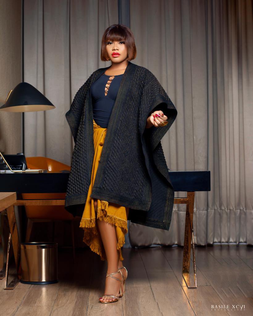 LaMarqueMA1's tweet photo. FEMMES ! 

Vous êtes des perles rares,
Ensemble avec la touche de notre originalité dévoile votre élégance. Splendide poncho en "Diamond’’ et sublime foulard en tissu malien, parsemé de broderies faites à la main.

Bon mois de mars !

Merci à Océane Codjia que ns remercions. https://t.co/e6WROzK8pv