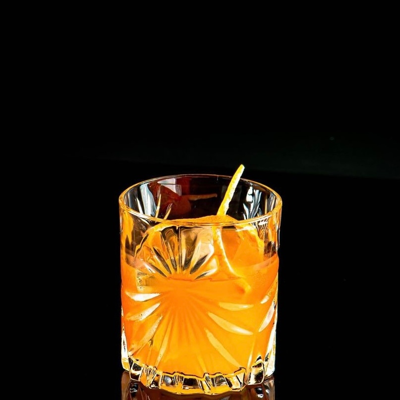 Vanilla is a classic flavour for desserts, but you don't have to only use it for cakes and biscuits. Our Spice Drops are perfect for drinks, so why not use them behind the bar or cafe counter for coffee, cocktails, smoothies and more?! 🥛🍹☕

holylama.co.uk/products/vanil…