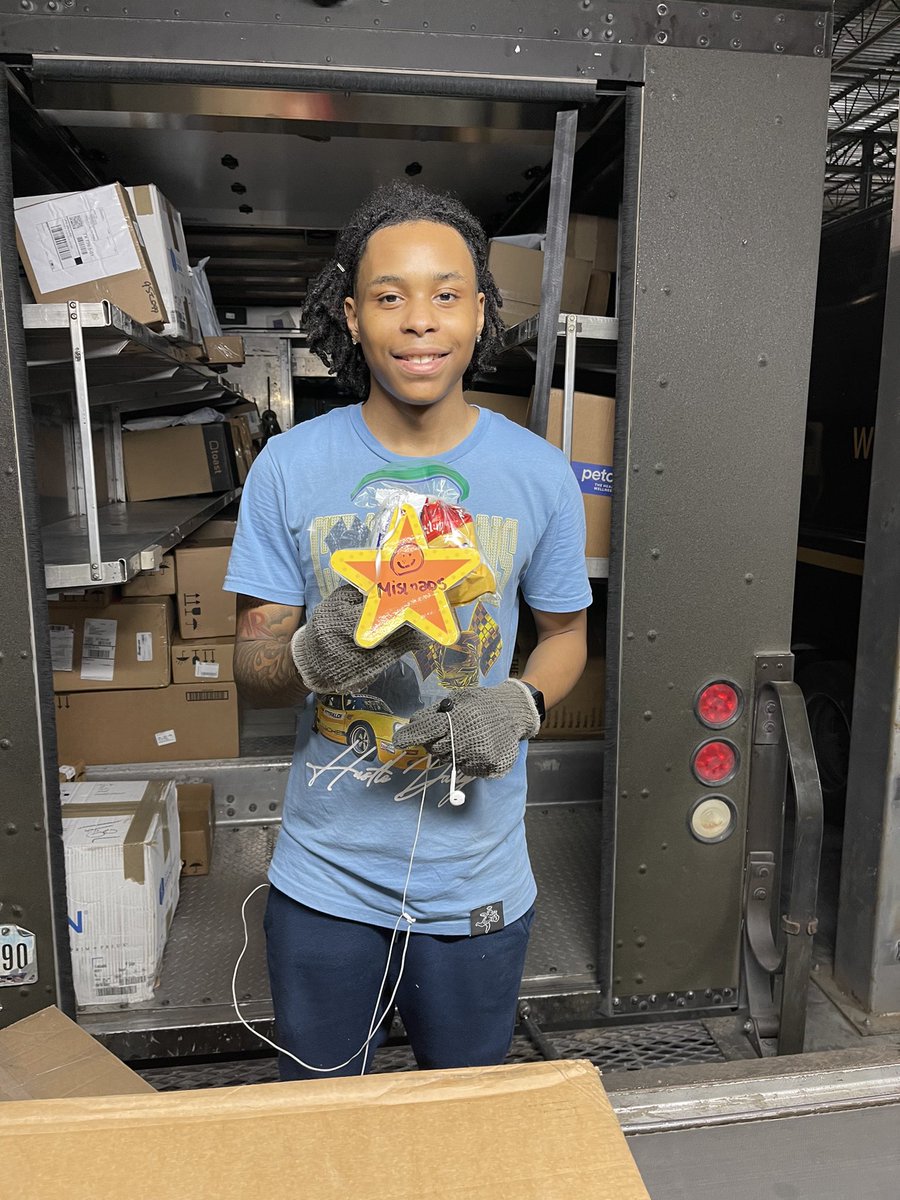 AbdulAb45258458's tweet photo. Team Willowbrook recognizing our Zer0 Misload Her0es. Great job…Zuly, D’myshea, Andre S, Andre J and David. Thank you for providing perfect service to our customers.
#WillowbrookStrong
#WillowBest
@SoCalLeaders
@ealarcon10
@Buckeyes2231
@UPSers https://t.co/7Ns64aUEE5