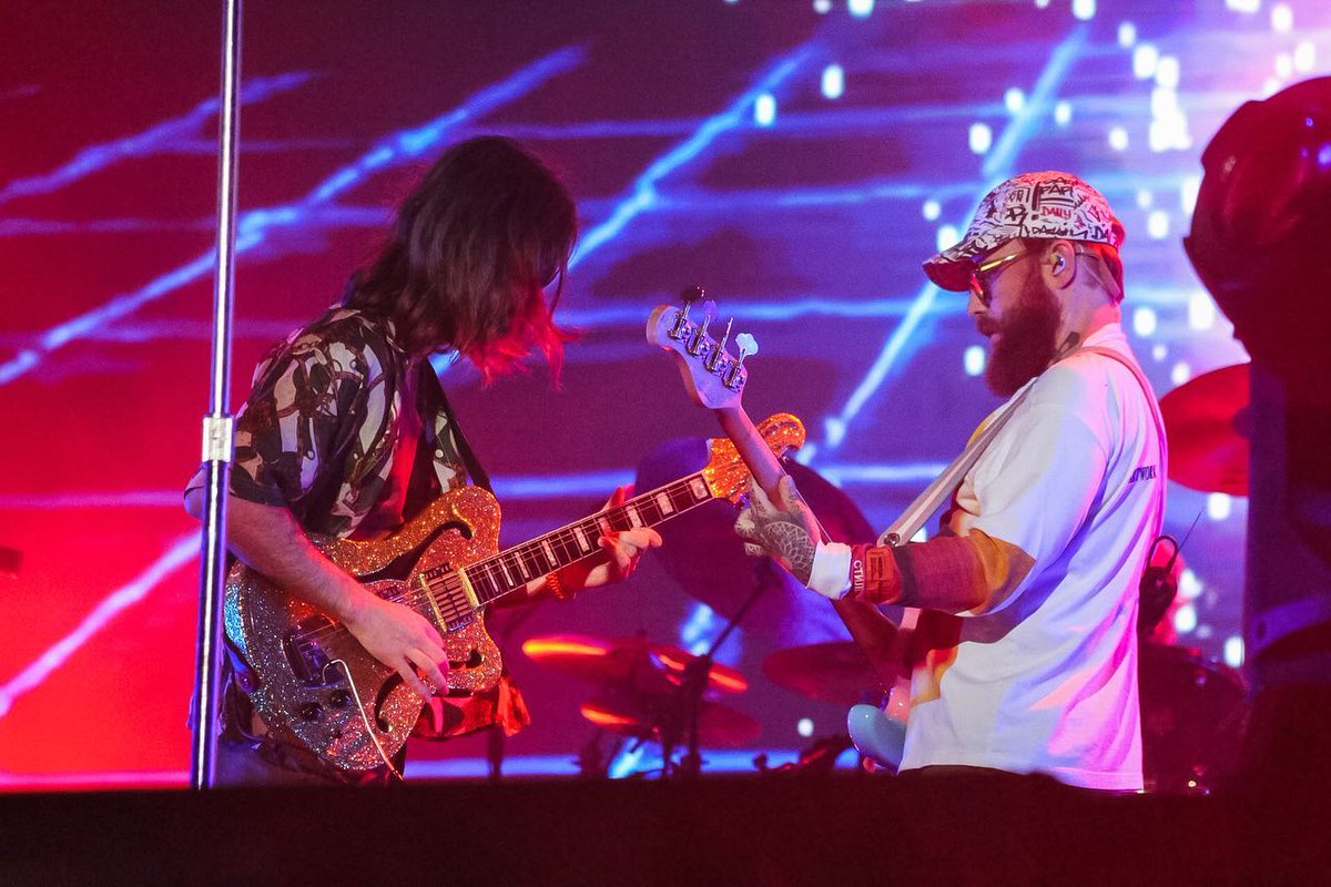ImagineDBR's tweet photo. ELES! 🐉🔥

O show do Imagine Dragons em Curitiba reuniu mais de 23 mil pessoas. Dessa forma, o show se tornou o segundo maior show solo da banda no Brasil, superando em público o show do ID no Anhembi em 2015. 🇧🇷

📸 Caroline Hecke https://t.co/jemHDWJecu