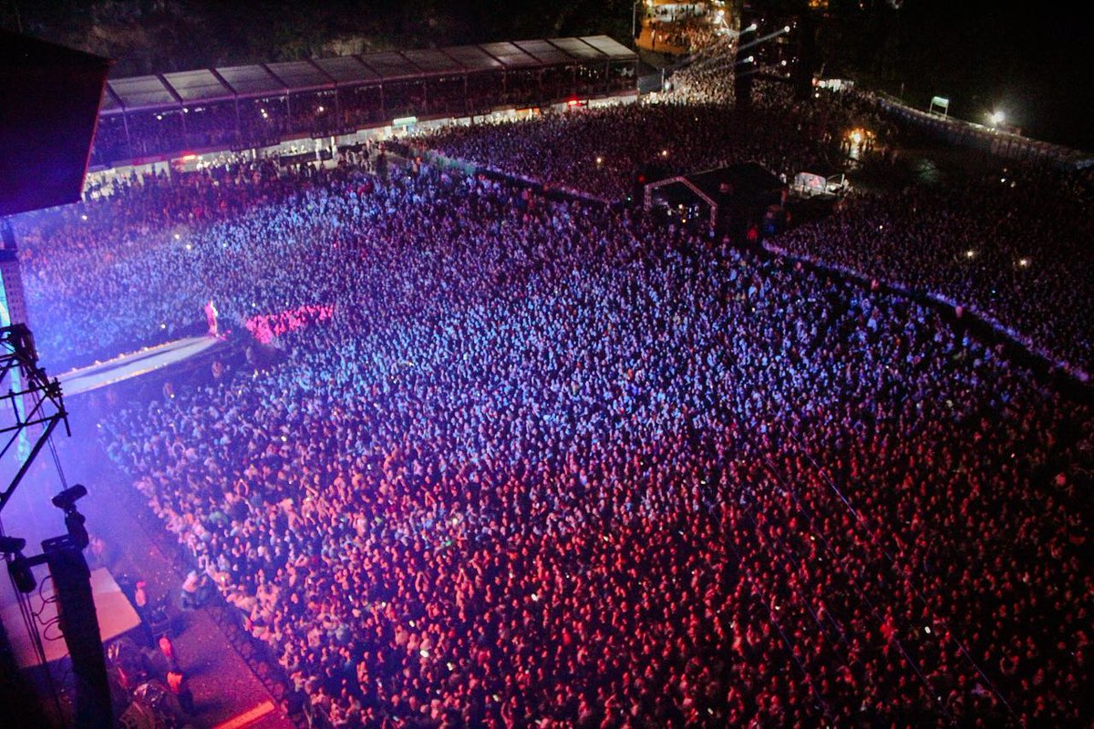 ImagineDBR's tweet photo. ELES! 🐉🔥

O show do Imagine Dragons em Curitiba reuniu mais de 23 mil pessoas. Dessa forma, o show se tornou o segundo maior show solo da banda no Brasil, superando em público o show do ID no Anhembi em 2015. 🇧🇷

📸 Caroline Hecke https://t.co/jemHDWJecu