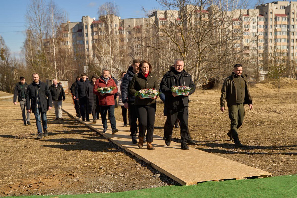 VictoriaPrentis's tweet photo. Yesterday I visited Bucha where the reality of the horrors faced hit home. While battles still rage, @AndriyKostinUa is both prosecuting those who have committed atrocities in Ukraine and deterring any further crimes. The UK stands with Ukraine in our shared fight for justice 🇺🇦 https://t.co/Rt0fM4NDl0