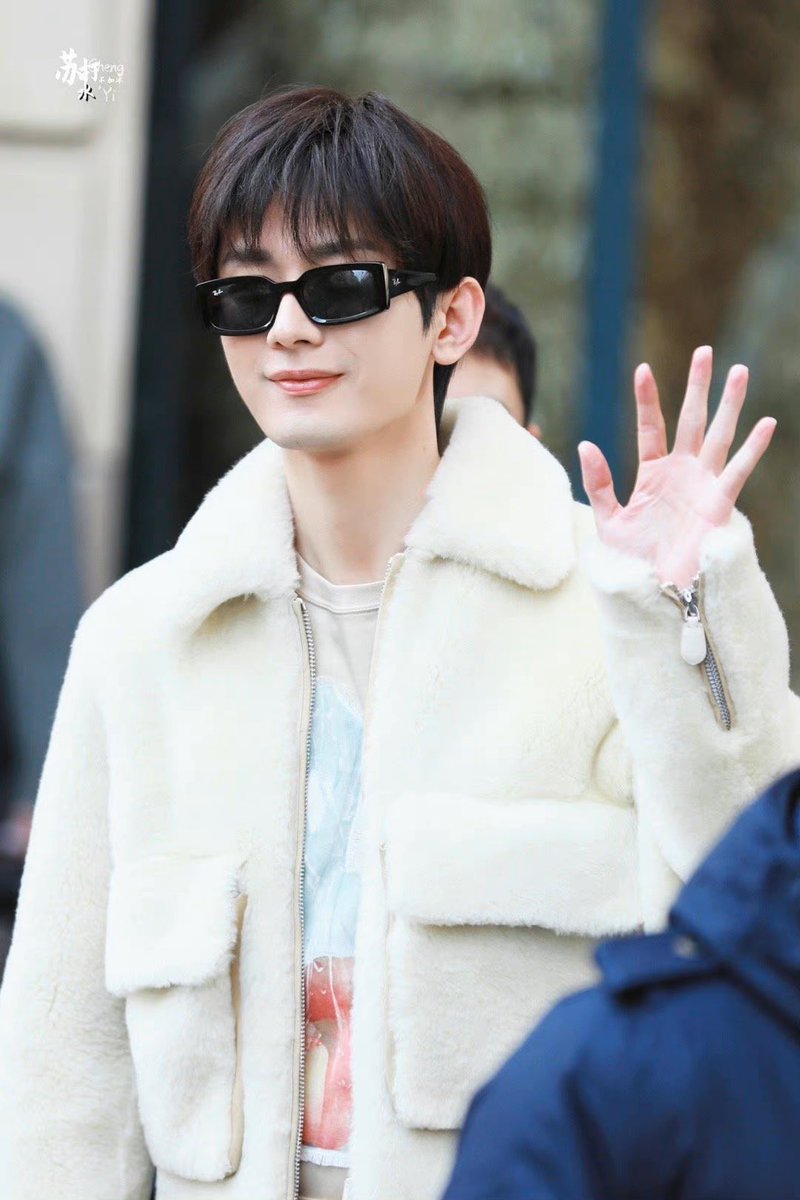 Fanoir2's tweet photo. 淇淇宝贝真好看！！
paris fashion week @Lanvin
ChengYiLanvinxParis
#ChengYiLanvinxParis https://t.co/9I0Qv3ZB7z