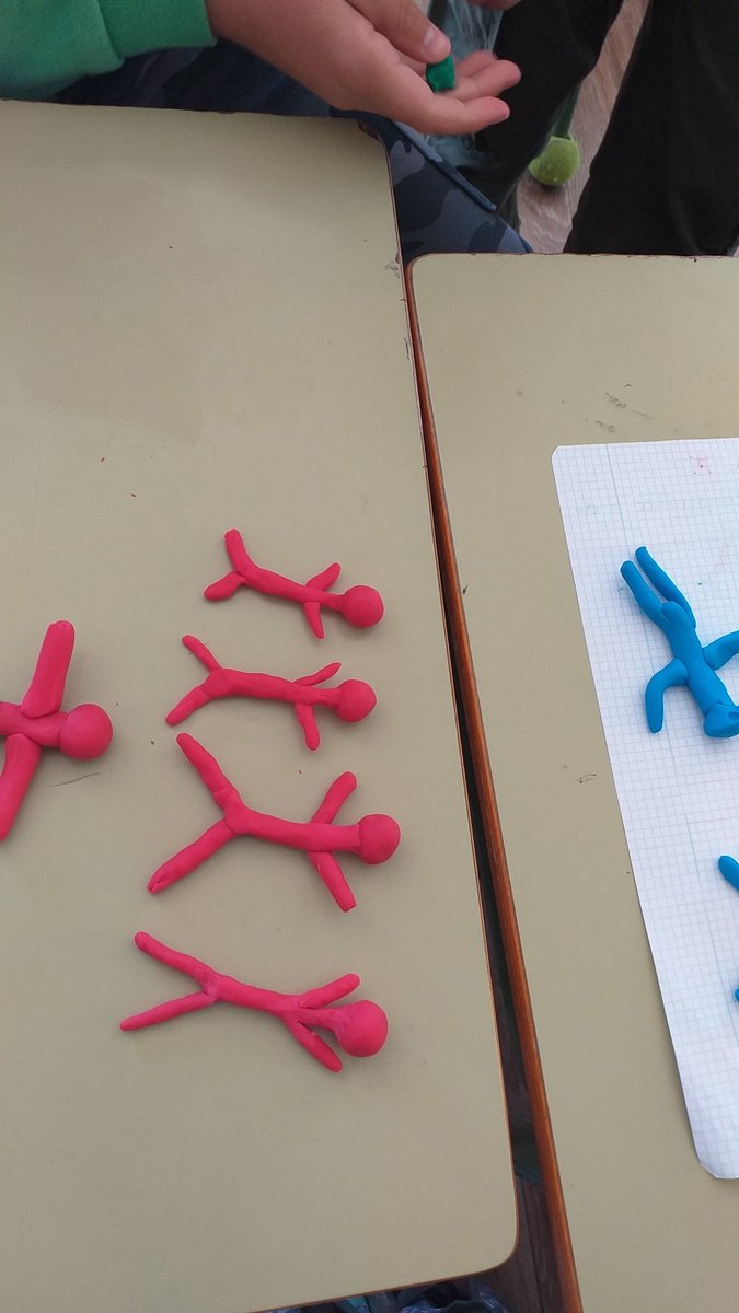 CSanctispiritus's tweet photo. Preparando jugadores para explicar normas de juego en un video de stop motion. #CeipSanctiSpiritus #VolamosJuntos #stopmotion https://t.co/Wv8VASRHmV