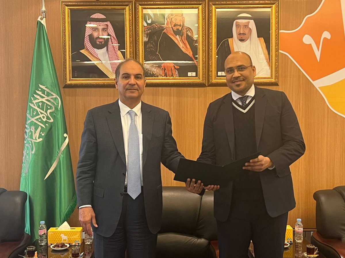 AQarouq's tweet photo. سعادة سفير المملكة العربية السعودية لدى دولة كوريا الجنوبية ، سامي بن محمد السدحان ، يكرم الموظف في الملحقية التجارية : محمد بن حمدان رحمه آل مسعود ، بمناسبة انتهاء ايفاده وعودته إلى أرض الوطن ، تثميناً لجهوده خلال فترة عمله بالملحقية . https://t.co/x1qUj6Bbyu