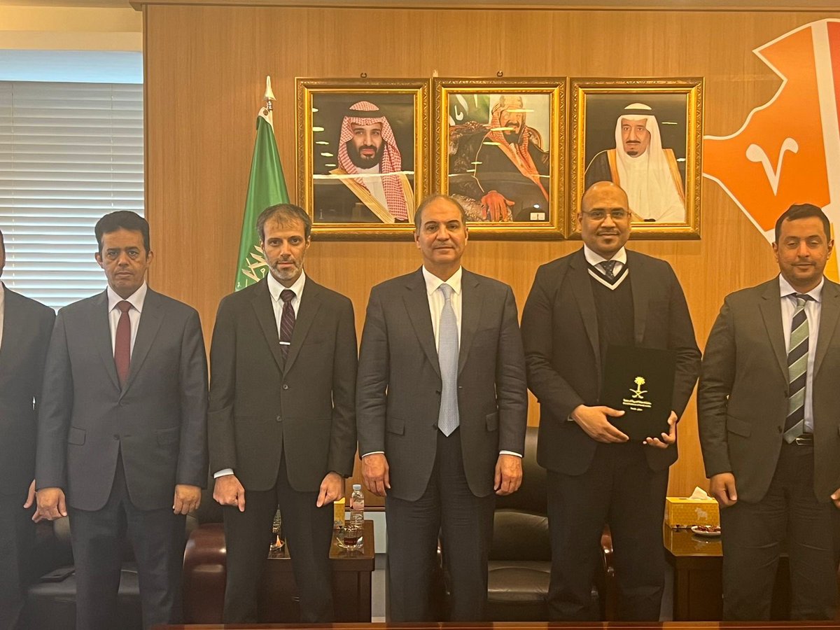 AQarouq's tweet photo. سعادة سفير المملكة العربية السعودية لدى دولة كوريا الجنوبية ، سامي بن محمد السدحان ، يكرم الموظف في الملحقية التجارية : محمد بن حمدان رحمه آل مسعود ، بمناسبة انتهاء ايفاده وعودته إلى أرض الوطن ، تثميناً لجهوده خلال فترة عمله بالملحقية . https://t.co/x1qUj6Bbyu