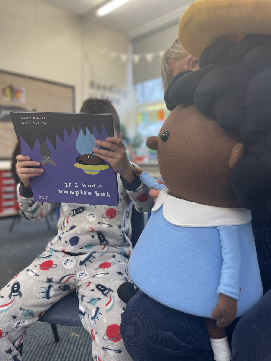 PrimaryGriffin's tweet photo. We met Becky!! #gabbydawnayandalexbarrow #worldbookday @NineElmsTeam @thamesandhudson https://t.co/IQPpYzxHJ2