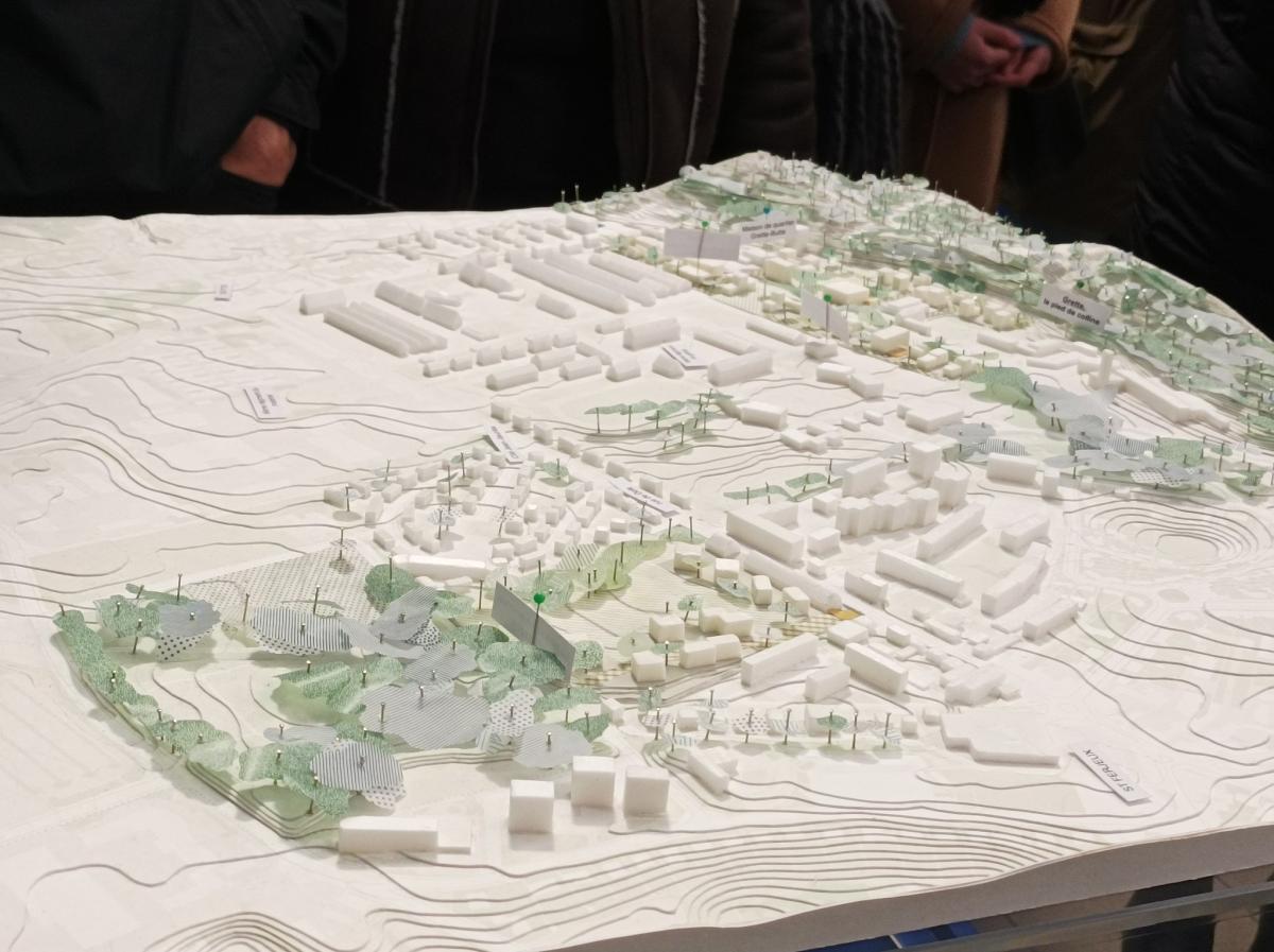 Sortie terrain pour les L2. Projet urbain "Grette Brûlard Polygones" avec Bastien Fiori chef de projet <a href="/villedebesancon/">Ville de Besançon</a>  les L2 vont travailler et développer des propositions d'aménagement avec des focales "mobilité", "paysage" et "nature en ville".