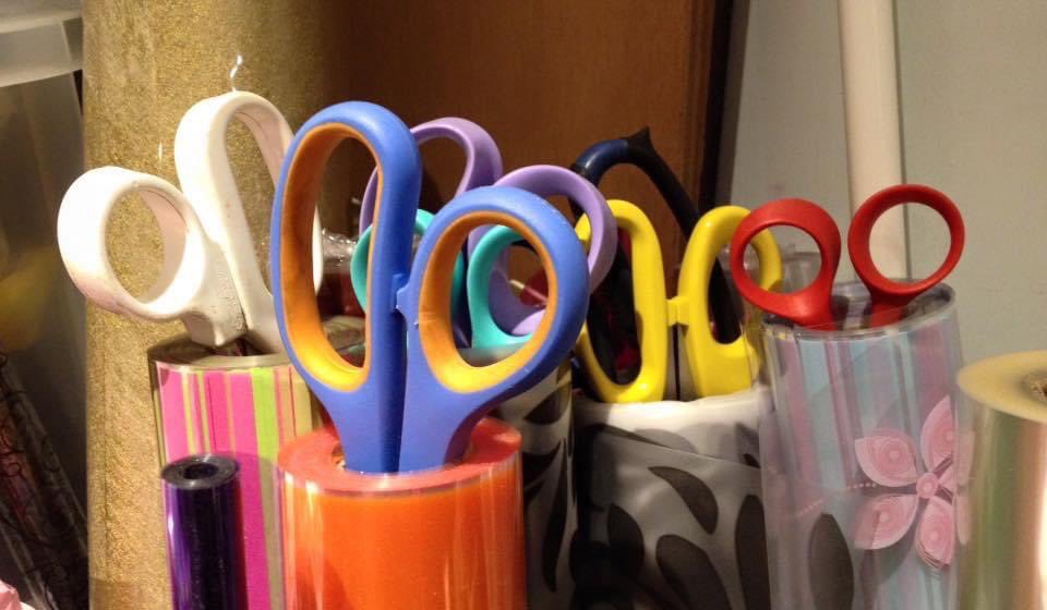 JuteAdoreHamper's tweet image. Day 3 of #MarchMeetTheMaker and it’s “Snippet” day!
I like to keep my workspace organised while still having all the essentials to hand. And yes, I have a pair of scissors for every occasion 😂
#SmallBusiness #WIP #Workshop