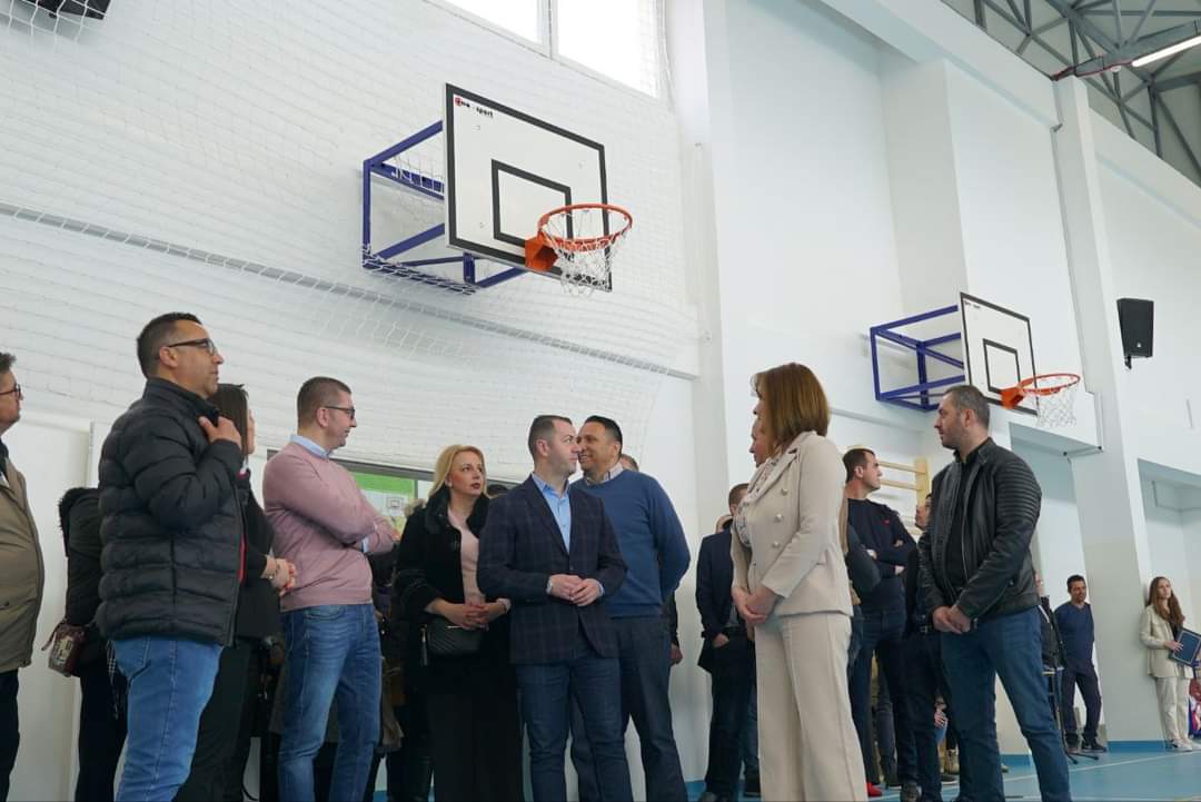 Денеска заедно со градоначалникот на општина Гази Баба, Бобан Стефковски во рамките на активноста „Промените на дело“, присуствував на отворање на спортска сала во населено место Стајковци, општина Гази Баба.
