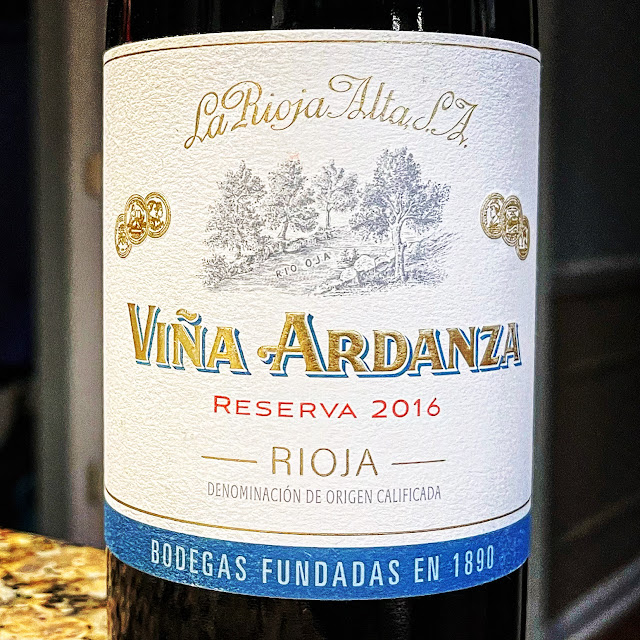 Today on the #NittanyEpicurean the 2016 Viña Ardanza Reserva #Rioja from @LaRiojaAltaSA #wine #spain #spanishwine #VinoEspañol
nittanyepicurean.blogspot.com/2023/03/2016-v…