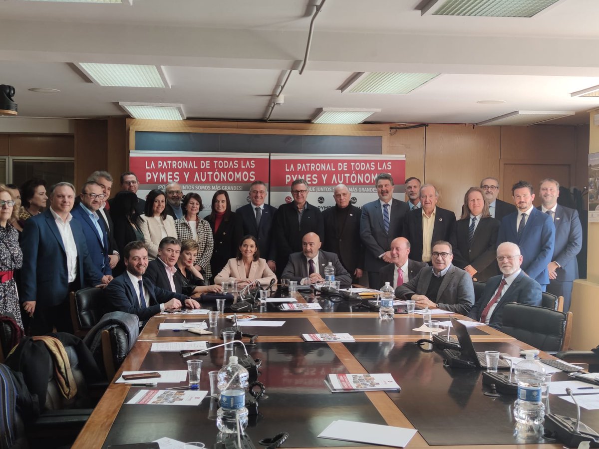 Hoy celebramos la Junta Directiva de #CONPYMES con la Ministra de @mincoturgob,  <a href="/MarotoReyes/">Reyes Maroto</a> para abordar las necesidades de las pymes. Encantados de poder trasladar en primera persona los problemas de las pymes en la situación actual