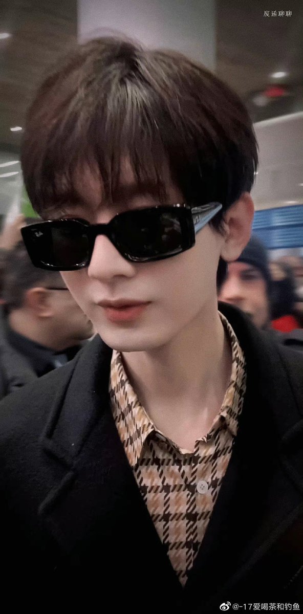 hvqiqi0517's tweet photo. Đẹp trai chớt mất huhu @Lanvin ChengYiLanvinxParis 
#ChengYiLanvinxParis https://t.co/Rs6YWdwISr
