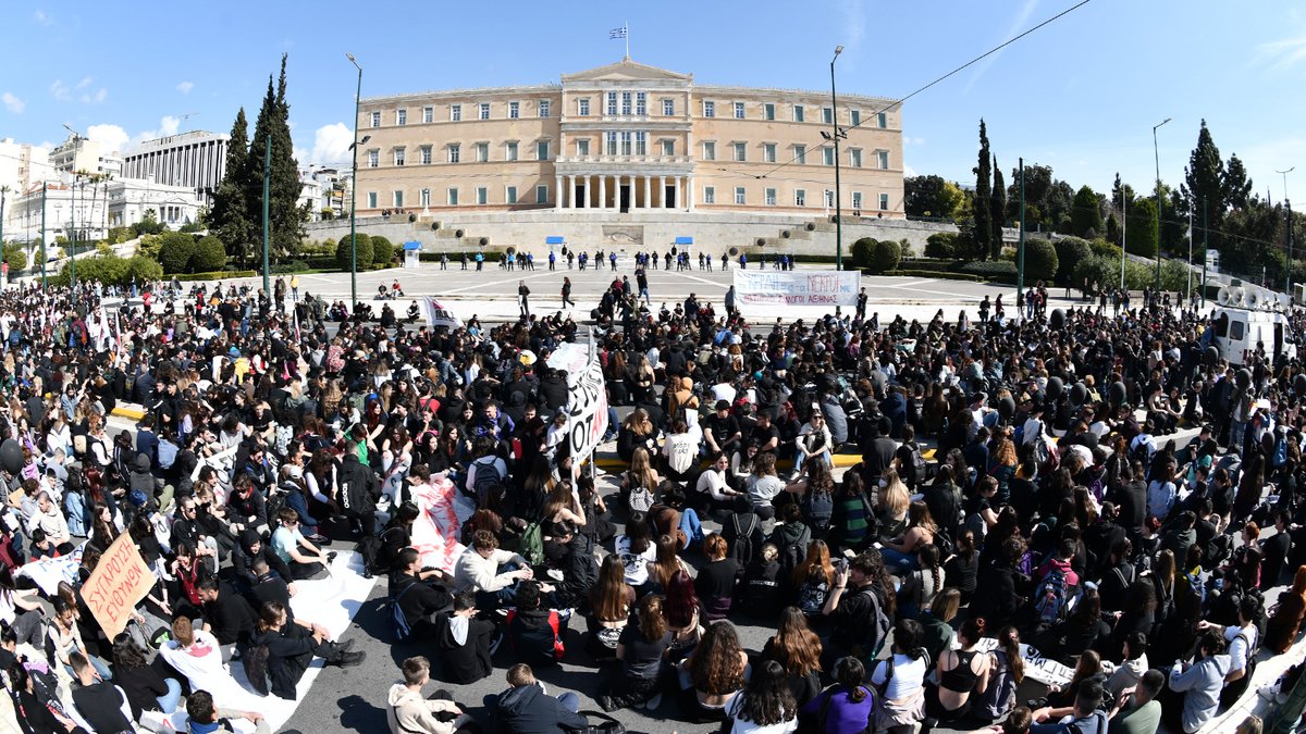 id_communism's tweet image. 📌 #Athens, #Greece — "MURDERERS" is the word shouted by thousands of students outside the headquarters of the "#Hellenic_Train". A huge wave of young men and women protested expressing indignation for #GreeceTrainAccident in #Tempi. #greecetraincrash #greecetrain #grecia