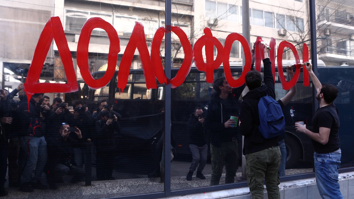 id_communism's tweet image. 📌 #Athens, #Greece — "MURDERERS" is the word shouted by thousands of students outside the headquarters of the "#Hellenic_Train". A huge wave of young men and women protested expressing indignation for #GreeceTrainAccident in #Tempi. #greecetraincrash #greecetrain #grecia