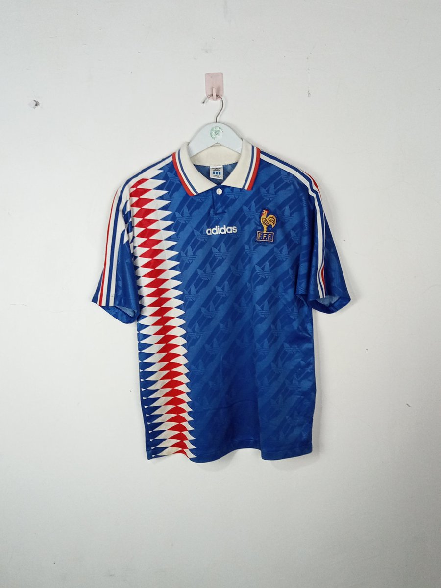 90sfootball's tweet photo. Competition 🎉 We've teamed up with @onsidekits to give away this France '94 Zidane #14 home shirt 😍

To enter:
➡️ Retweet this tweet
➡️ Follow @onsidekits 
➡️ Follow on Instagram https://t.co/yzrpnin88y

Good luck! https://t.co/U5xMU1qzom