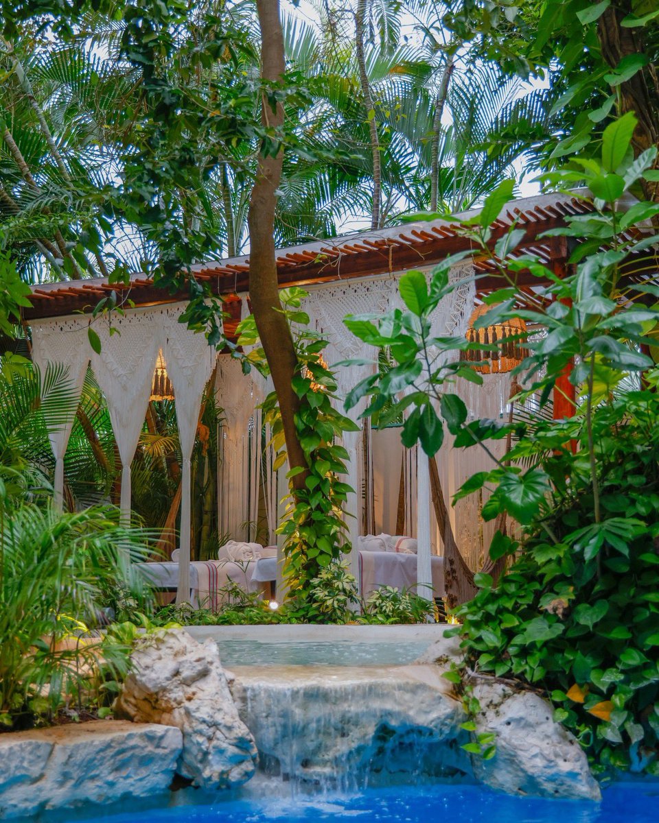 La combinación de un escenario natural y el dominio de técnicas milenarias relajará tus sentidos como nunca. ​⁣
#HotelHulKú #PlayadelCarmen #QuintanaRoo #RivieraMaya #Viajeros #México #HotelBoutique #MéxicoDestinos #MéxicoDesconocido #VisitPlaya #VisitMexico