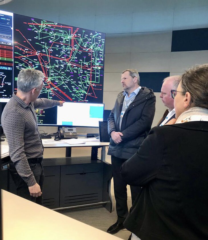 RTE_Est's tweet photo. Très heureux d’avoir accueilli @FrancoisWerner1, vice-président @regiongrandest et @Grand_Nancy et Maire de @villerslesnancy pour lui présenter le dispatching de #Nancy et évoquer ensemble nos enjeux communs 🤝#TransitionEnergetique #TransitionEcologique https://t.co/kJGad00zI4