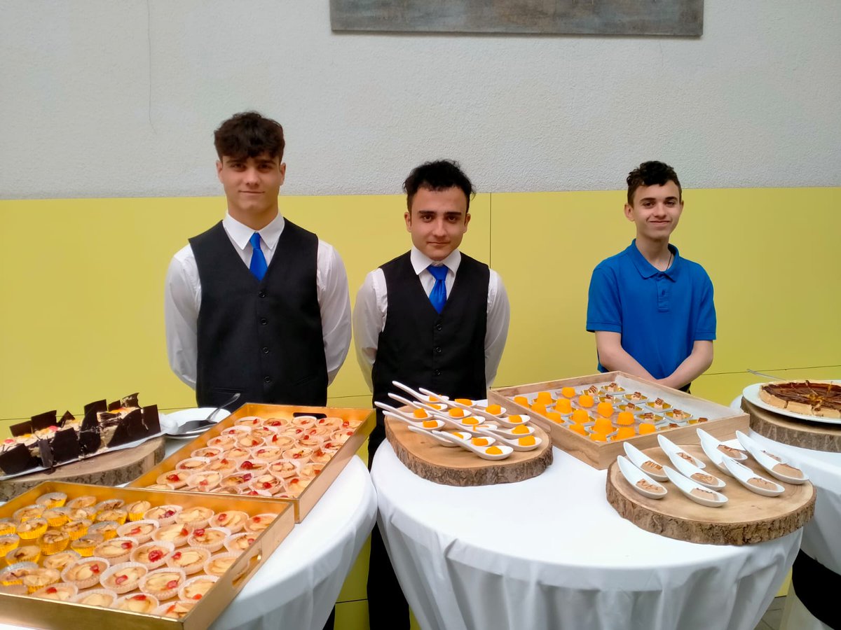 En el Día de ayer, 2 de marzo, tuvo lugar en el IES María Pérez Trujillo unas jornadas y mesa redonda por el día del Camarero. En donde la Asociación de Barmans de Tenerife tuvo su aportación con la representación de nuestro tesorero y secretaría adjunta D. Roberto León Pérez.