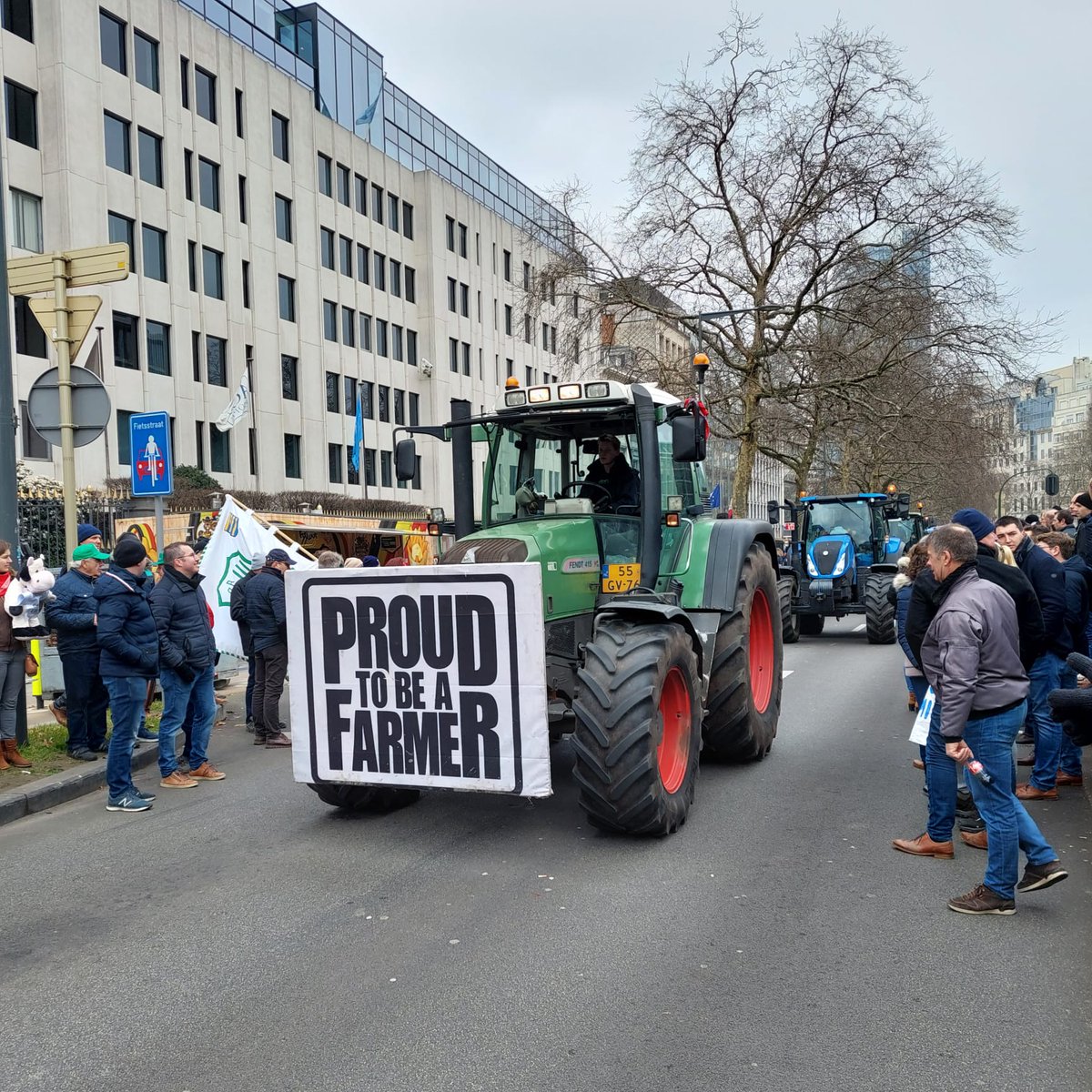 ConfagriBxl's tweet photo. Solidarity to our friends of @Boerenbond protesting now in Brussels, @Confagricoltura supports your requests, #borenbroodnoding #tractorenactie @COPACOGECA https://t.co/HjhjffebLj