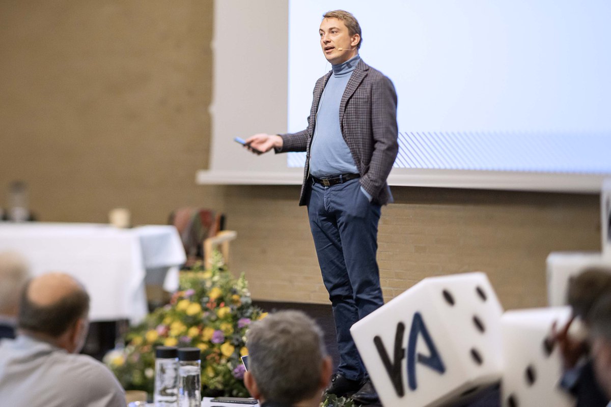 KA (@arbejdsgiver) on Twitter photo Fremover kommer vi til at se et mere pragmatisk <a href="/DanskDf1995/">Dansk Folkeparti</a>, fortalte <a href="/MrMesserschmidt/">Morten Messerschmidt</a>, der idag gæstede KAs generalforsamling. "Hidtil har vi været et parti, der har været ret optaget af at bruge penge, men fremover kommer det at finde pengene til at fylde mere for os." #dkpol Fremover kommer vi til at se et mere pragmatisk <a href="/DanskDf1995/">Dansk Folkeparti</a>, fortalte <a href="/MrMesserschmidt/">Morten Messerschmidt</a>, der idag gæstede KAs generalforsamling. "Hidtil har vi været et parti, der har været ret optaget af at bruge penge, men fremover kommer det at finde pengene til at fylde mere for os." #dkpol